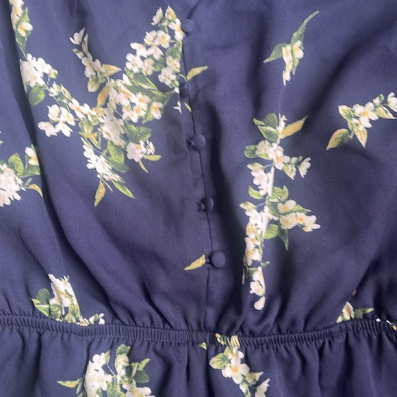 CUPCAKES & CASHMERE NAVY FLORAL PRINT ROMPER - Picture 4 of 6